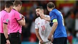 Chiellini gây sốc khi 'đẩy, dí nắm đấm rồi ôm chặt' Alba trước loạt đá luân lưu 