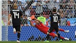 Ronaldo gọi bằng hat-trick, Messi đáp trả bằng... đá hỏng penalty, Argentina trả giá