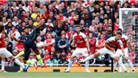 Video clip Sterling solo hạ gục hàng thủ Arsenal