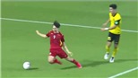 Bằng chứng chính xác cho thấy Văn Toàn bị hậu vệ Malaysia phạm lỗi