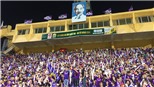 CĐV Hà Nội FC ném giấy vệ sinh trắng xóa một góc sân Hàng Đẫy