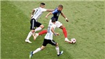 Mbappe quá nhanh, quá khỏe, buộc Rojo phải phạm lỗi dẫn đến phạt đền