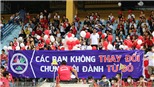 CĐV HAGL đeo khẩu trang, giăng khẩu hiệu phản đối bầu Đức
