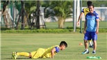 Martin Lo bị phạt hít đất trong buổi tập của U22 Việt Nam