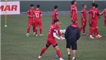 HLV Park Hang Seo kiểm tra mặt sân tập, dặn riêng Văn Hậu
